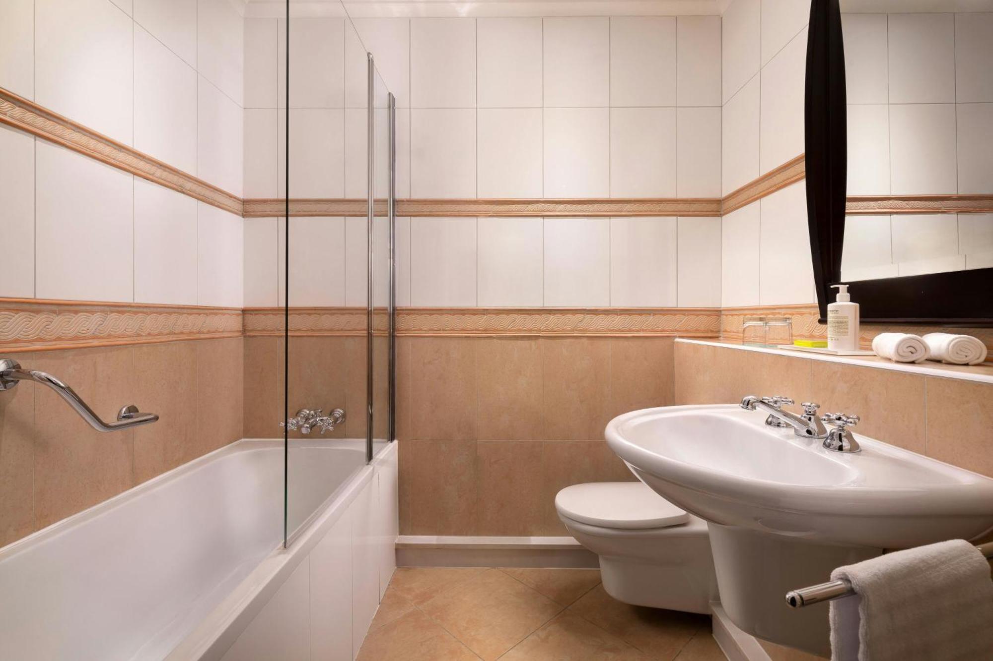 Le Meridien Plaza Hotel 4*