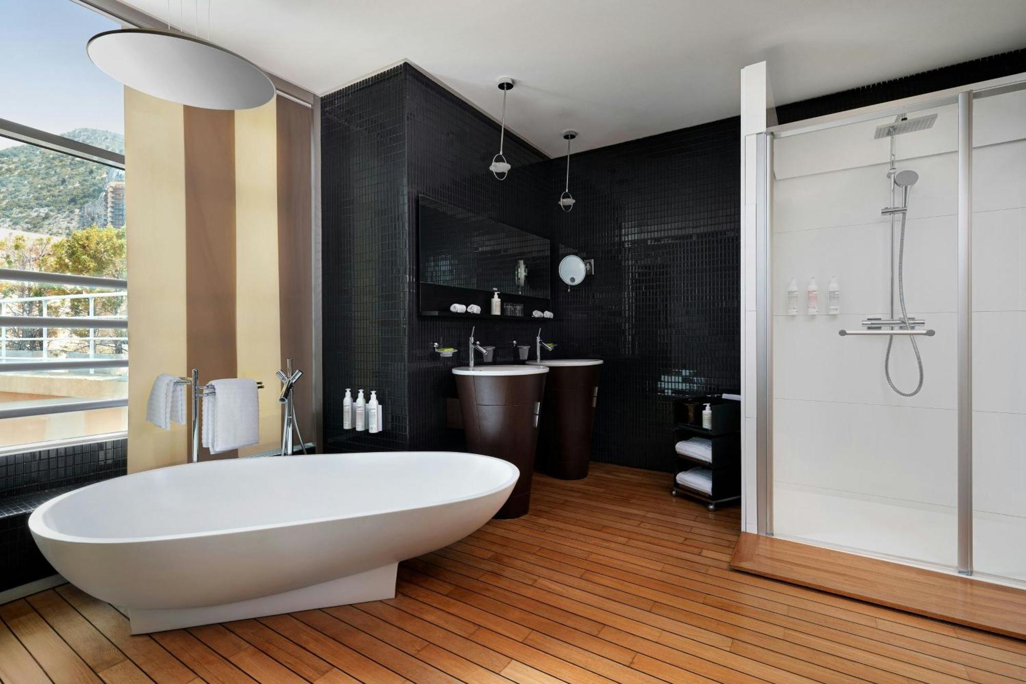 Le Meridien Plaza Hotel 4*