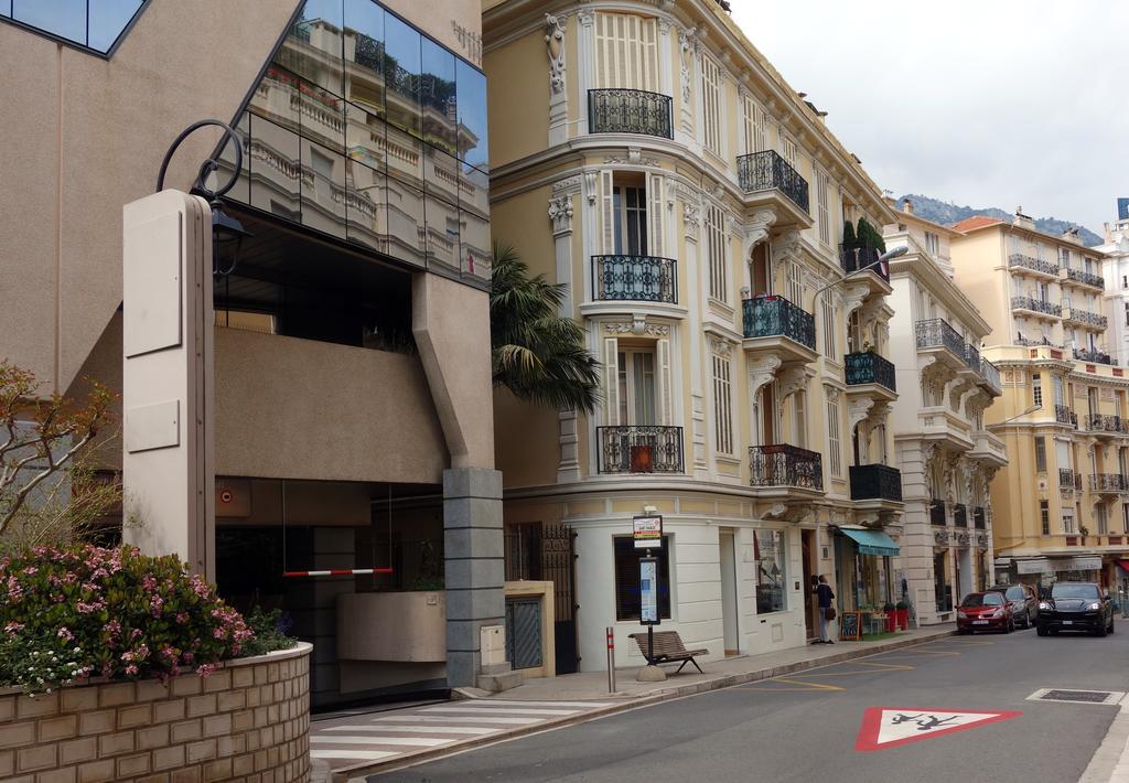 Apartment Center 3 *